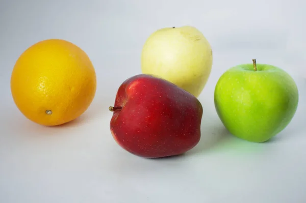 Maçã vermelha, laranja fresca, maçã verde, pêra chinesa no fundo branco — Fotografia de Stock