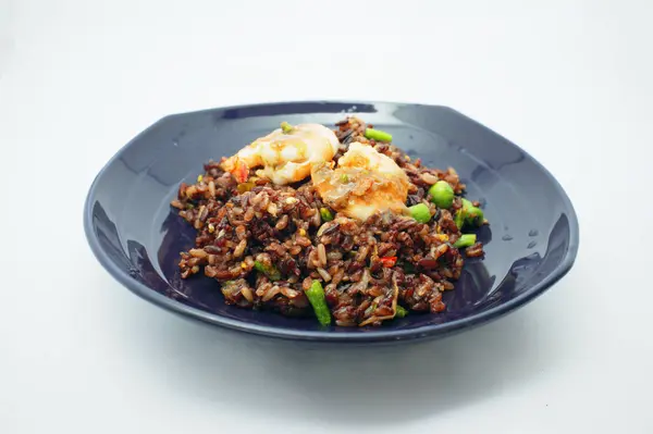 Masakan Thailand, pasta Chilli nasi goreng dengan udang dan Telur Goreng dengan Mendaki Wattle — Stok Foto