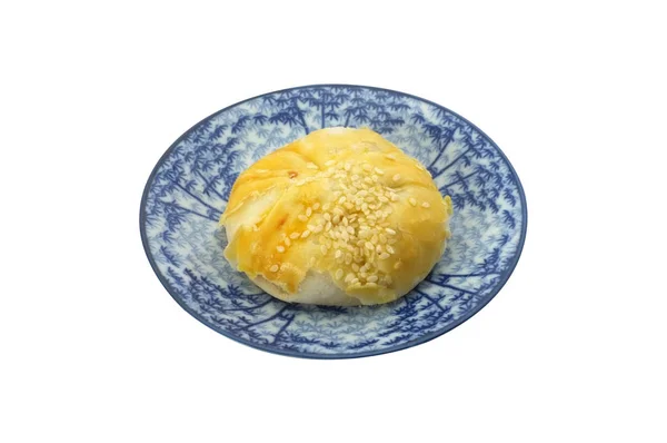 Thajské občerstvení, čínské pečivo-Mungo fazole s žloutek na bílém pozadí — Stock fotografie