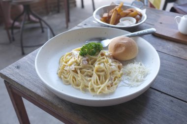 Spagetti Carbonara bun ve patates kızartması ile 