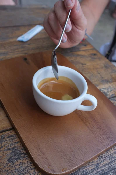 Taza de café expreso sobre mesa de madera — Foto de Stock