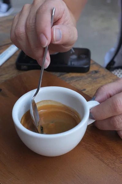 Xícara de café expresso na mesa de madeira — Fotografia de Stock