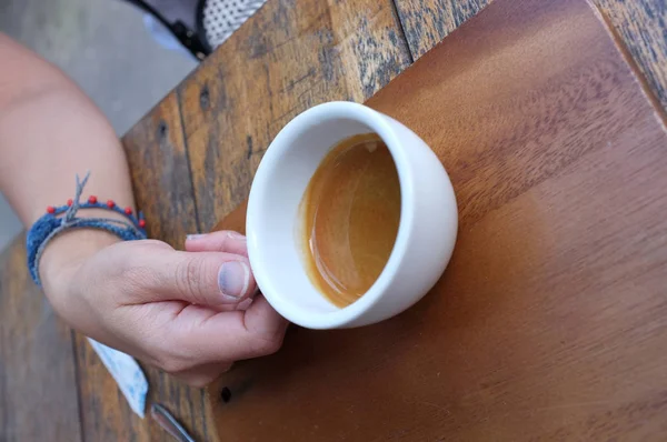 Taza de café expreso sobre mesa de madera —  Fotos de Stock