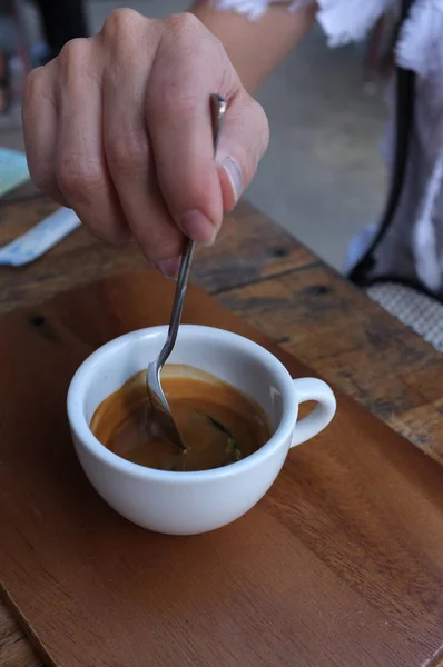 木製のテーブルにコーヒーをエスプレッソのカップ — ストック写真