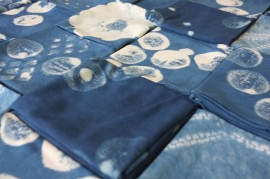 Tay Indigo doğal boya, renk tonu ve mavi çivit doğal boya kumaş dokusuna