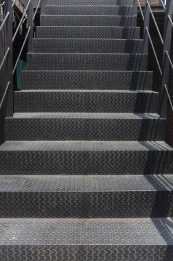 Bir merdiven kirli metalik adımda güzel. 