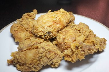 Tay mutfağı , beyaz disk üzerinde kızarmış tavuk