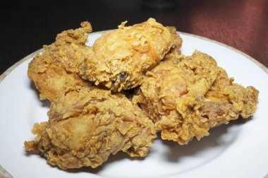 Tay mutfağı , beyaz disk üzerinde kızarmış tavuk