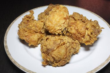 Tay mutfağı , beyaz disk üzerinde kızarmış tavuk