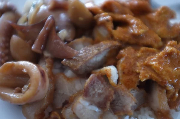 Masakan Thailand, cumi-cumi goreng dengan kemangi dan perut babi goreng dengan bawang putih, makanan jalanan Konsep Thailand — Stok Foto