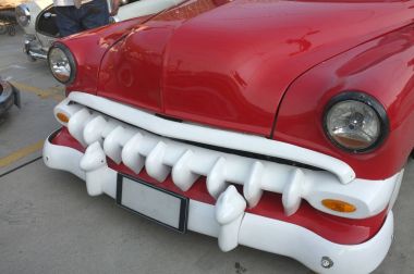 Siyah far ve tampon güzel retro Vintage kırmızı araba