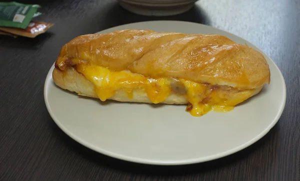 Pouliční prodavači Grilovaný sýr sendvič k snídani — Stock fotografie