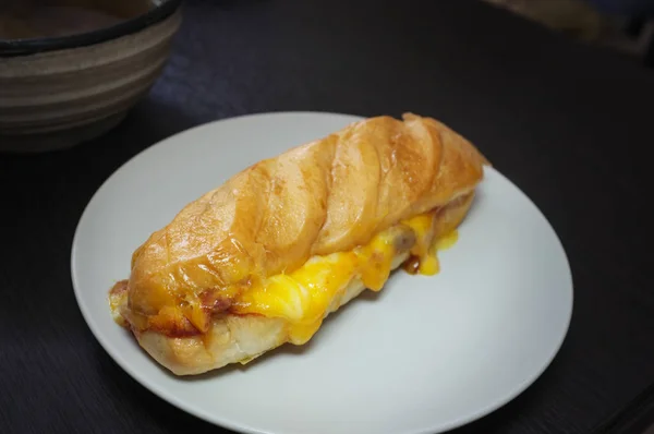 Street food sandwich al formaggio alla griglia per la prima colazione — Foto Stock