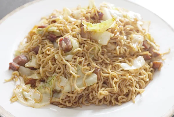 Thailändska köket, Wokad orientalisk stil instant noodle med blandade grönsaker — Stockfoto