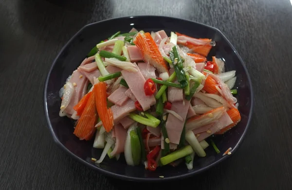 Hete & kruidige salade met ham en imitatie krab Stick — Stockfoto