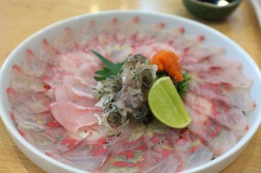 Japon yemekleri kataloglar menü, Suzuki Usuzukuri veya beyaz balığı için resim Ponzu sos ile dilimlenmiş ve limon dilimli