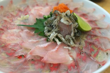 Japon yemekleri kataloglar menü, Suzuki Usuzukuri veya beyaz balığı için resim Ponzu sos ile dilimlenmiş ve limon dilimli