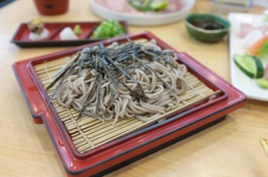 Japon yemekleri kataloglar menü, soğuk noodles sosu bambu sepet üzerinde Japon Soba için resim .