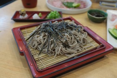 Japon yemekleri kataloglar menü, soğuk noodles sosu bambu sepet üzerinde Japon Soba için resim .