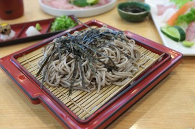 Japon yemekleri kataloglar menü, soğuk noodles sosu bambu sepet üzerinde Japon Soba için resim .