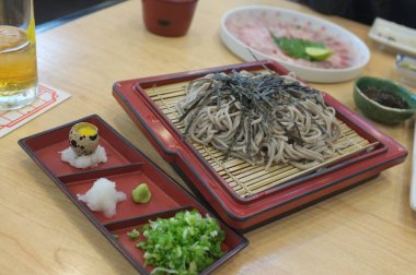 Japon yemekleri kataloglar menü, soğuk noodles sosu bambu sepet üzerinde Japon Soba için resim .