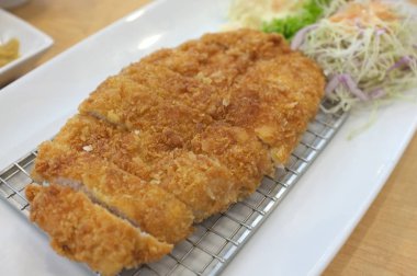 Resmi Japon yemekleri kataloglar menüsünün Tonkatsu hizmet ile dilim lahana. Derin yangınlar domuz loin. Ekmek kırıntı ile domuz eti aslan tarafından yapılan.