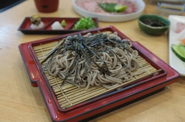 日本食カタログ メニューの冷麺添え竹かごに日本そばの写真 — ストック写真