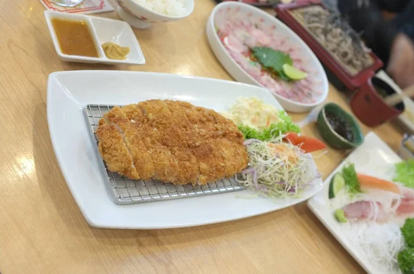 Foto Menu Cataloghi Alimentari Giapponesi Tonkatsu Servire Con Cavolo Fetta — Foto Stock