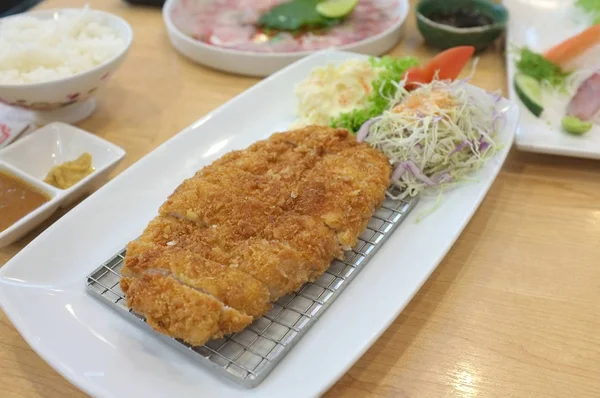 とんかつ和食カタログ メニューの画像スライス キャベツを添えます 深い火災豚ロース 豚肉のパン粉ライオン製 — ストック写真