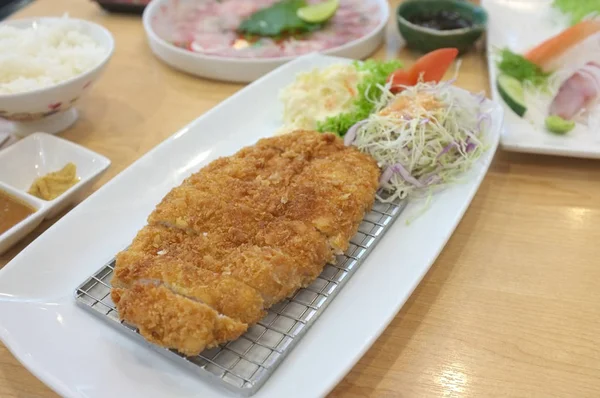 Resmi Japon yemekleri kataloglar menüsünün Tonkatsu hizmet ile dilim lahana. Derin yangınlar domuz loin. Ekmek kırıntı ile domuz eti aslan tarafından yapılan.