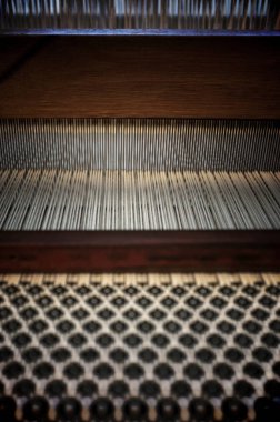 Dokumada kullanılan önemli araçlara dokuma tezgahı denir, geleneksel Tayland kumaşı dokuma konsepti