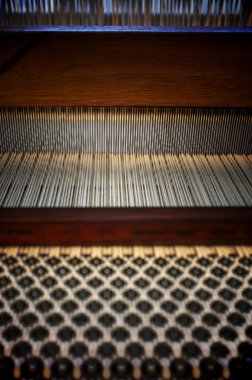 Dokumada kullanılan önemli araçlara dokuma tezgahı denir, geleneksel Tayland kumaşı dokuma konsepti