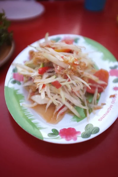 Salada de mamão (Som tum Thai) na mesa vermelha — Fotografia de Stock