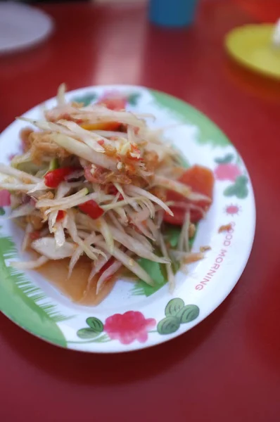 Salată de papaya (Som tum thailandez) pe masa roșie — Fotografie, imagine de stoc