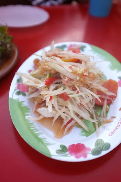 Salade de papaye (Som tum Thai) sur table rouge — Photo