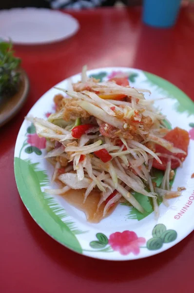 Papaya Salad (Som tum Thai) на червоному столі — стокове фото