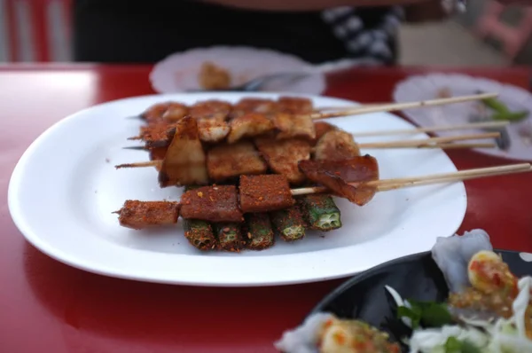 Çin biberli Asya sokak yemekleri (Ma-la), Satıcı, Sichuan biberli yemekler, toplar, deniz ürünleri ve sebzeler için hazırlık yapıyor. — Stok fotoğraf