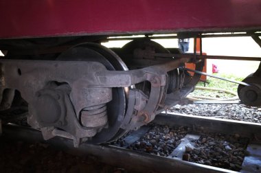 Tren yakın çekim. Trenin tekerlekleri. Eski tren.