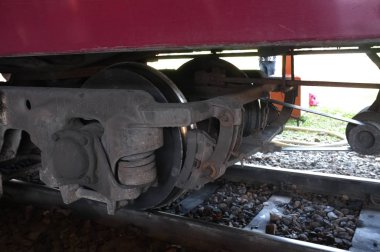 Tren yakın çekim. Trenin tekerlekleri. Eski tren.