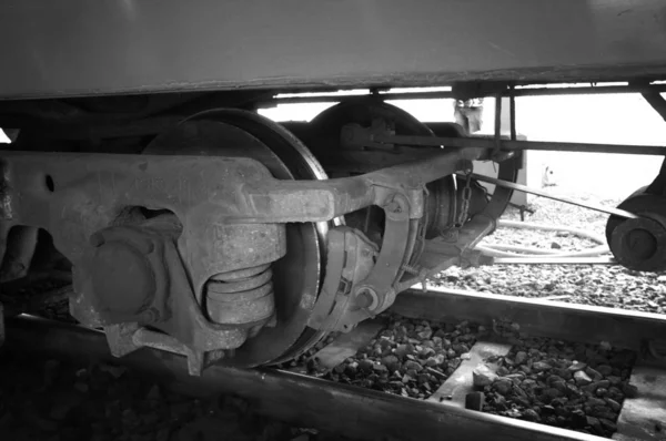 列車はクローズアップ。列車の車輪古い列車. — ストック写真