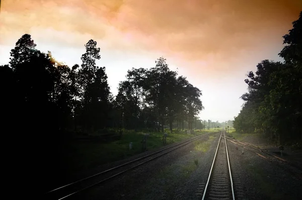 Vista dall'alto delle rotaie arrugginite che attraversano il campo verde in una giornata estiva, Northern Railway Thailandia — Foto Stock