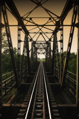Kuzey Tayland 'da eski bir köprü.