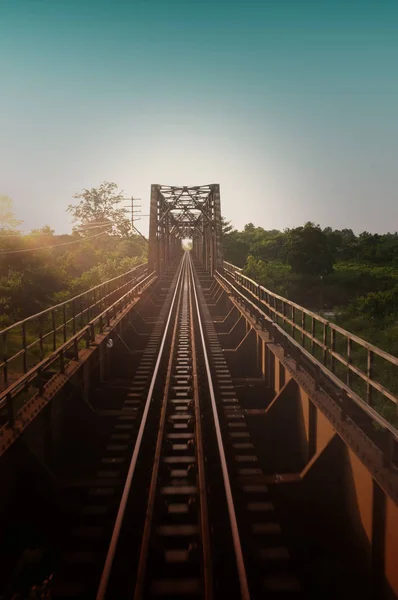 Puente viejo del dibujar en Tailandia del ferrocarril del norte, concepto el viaje del año nuevo, viaje largo del día de fiesta en tren — Foto de Stock