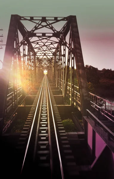 Stary most zwodzony w Północnej Kolei Tajlandii, Concept The New Year Travel, Długie wakacje podróży pociągiem — Zdjęcie stockowe