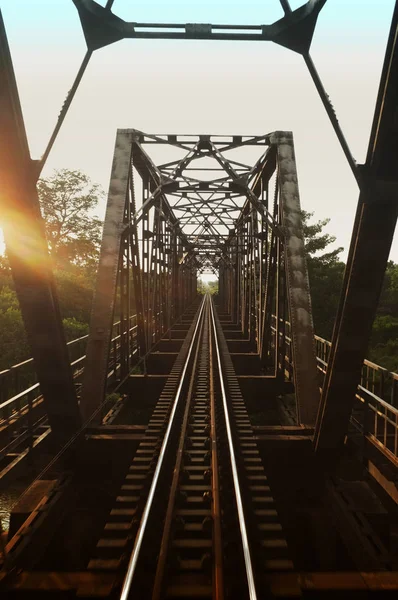 Παλιά γέφυρα κλήρωση στη Βόρεια Σιδηροδρομική Ταϊλάνδη, Concept The New Year Travel, Long Holiday Travel με τρένο — Φωτογραφία Αρχείου