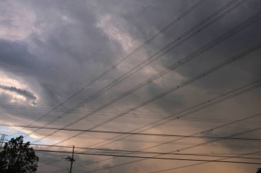 Bulutların üzerinde dramatik bir ışıkla gün batımı.. 