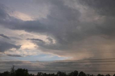 Bulutların üzerinde dramatik bir ışıkla gün batımı.. 