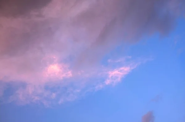Piękny zachód słońca niebo nad chmurami z dramatycznym światłem. — Zdjęcie stockowe