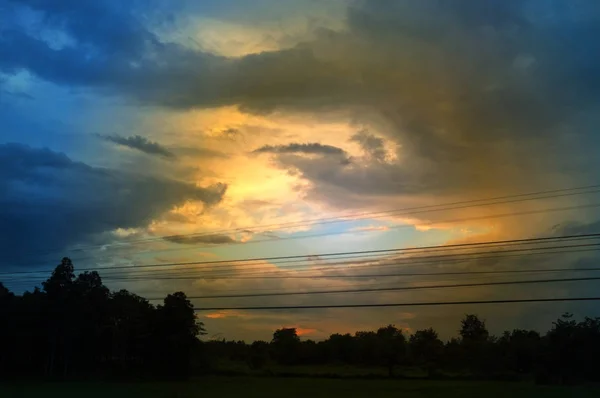 劇的な光で雲の上の美しい夕日の空. — ストック写真