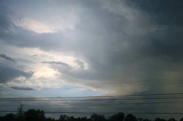 Céu lindo por do sol acima das nuvens com luz dramática. — Fotografia de Stock